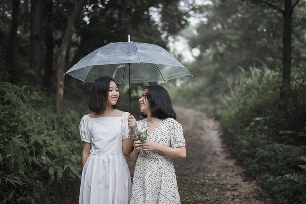 A Fashionable Guide to Coordinating Your Umbrella with Outfits During the UK's Rainy Season